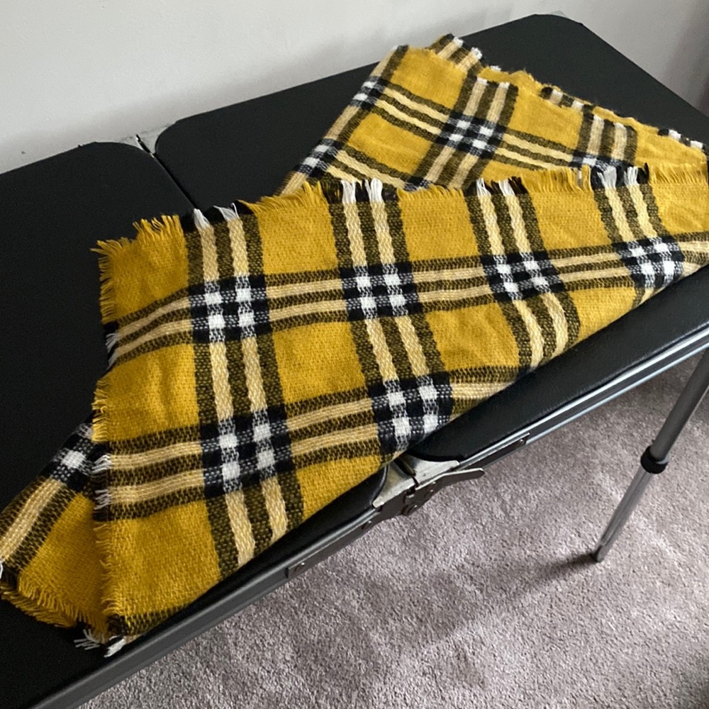 Black, Gokd and White Scarf